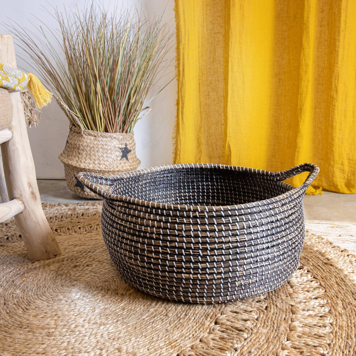 Bruine zeegrasmand met handgrepen